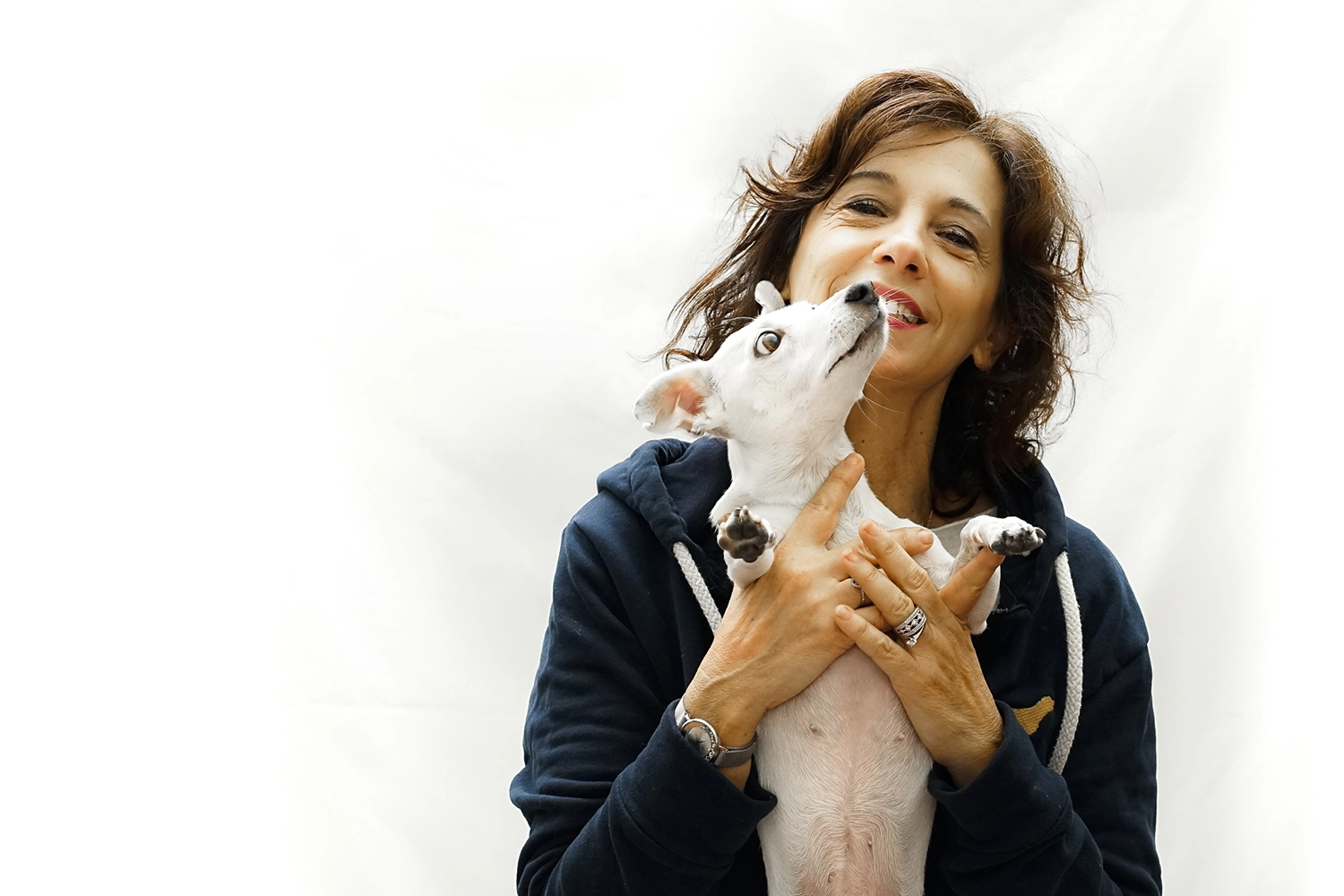 01_Claudia_Giunta Donna Dog Trainer con piccolo cane bianco in braccio