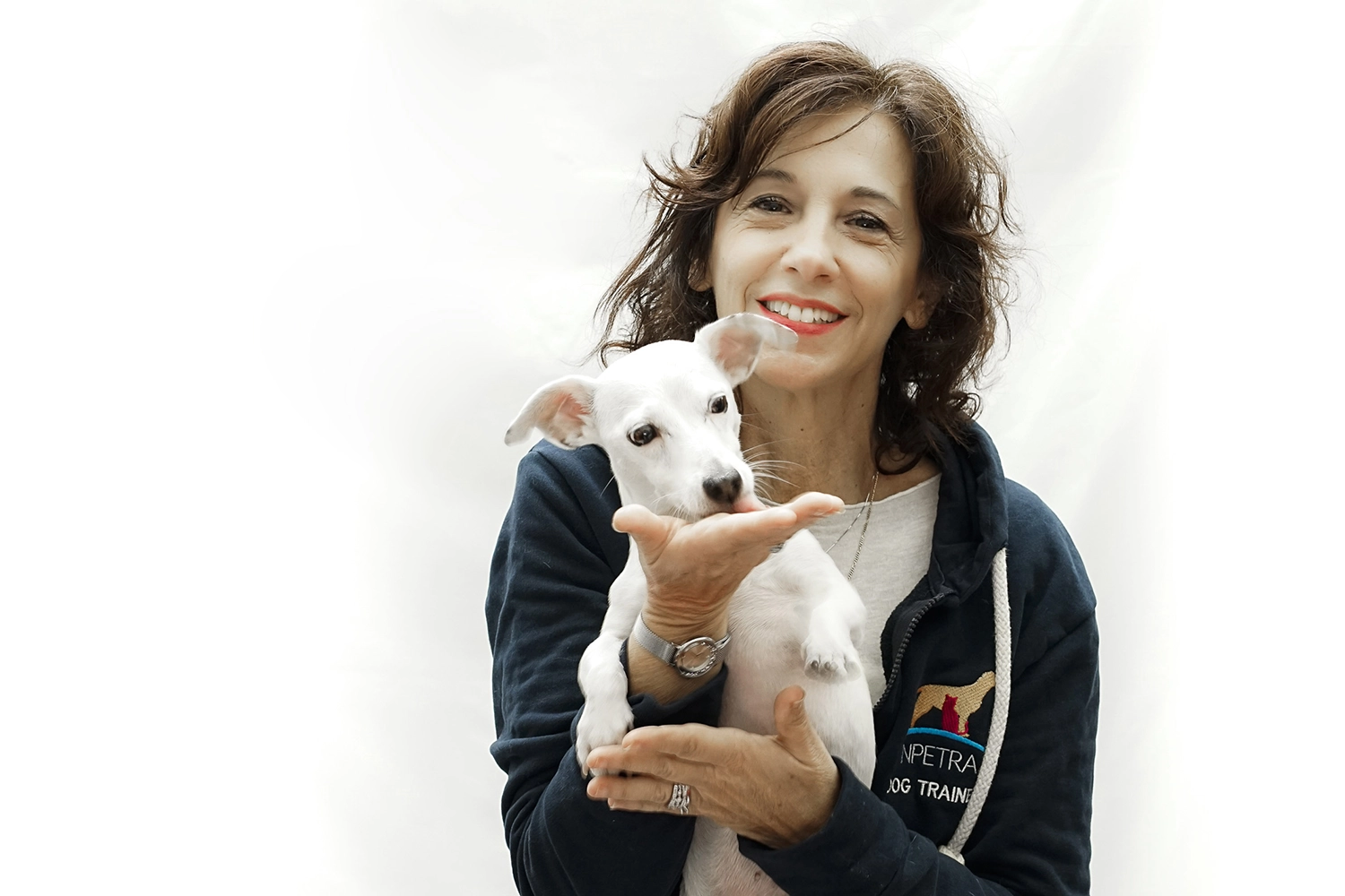 04Claudia_Giunta Donna dog trainer con cagnolino in braccio