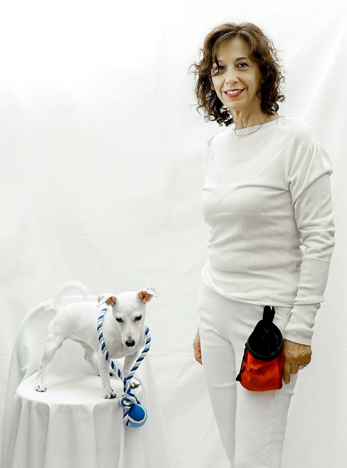 05_Claudia_Giunta Donna vestita di bianco con cagnolino bianco